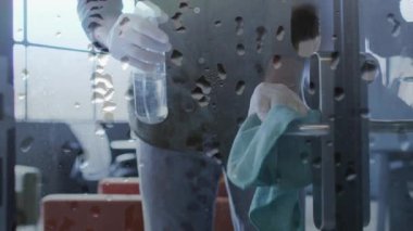 Ofisteki yüzey silen adamın üzerine su damlalarının canlandırılması. Küresel iş, finans, hesaplama ve veri işleme kavramı dijital olarak oluşturulmuş video.