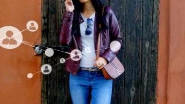 Cep telefonuyla konuşan mutlu Asyalı genç bir kadının profilinin animasyonu. Dijital bileşim, çoklu pozlama, sosyal medya, yaşam tarzı, güzellik ve teknoloji.