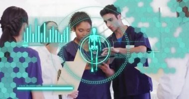 Çeşitli doktorlar üzerinde tıbbi veri işleme animasyonu. Küresel tıp, sağlık, dijital arayüz, bilgisayar ve veri işleme kavramı dijital olarak oluşturulmuş video.