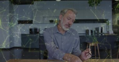 Kafkas işadamının ofisindeki bağlantıların ve veri işlemenin animasyonu. Küresel iş, finans, hesaplama ve veri işleme kavramı dijital olarak oluşturulmuş video.