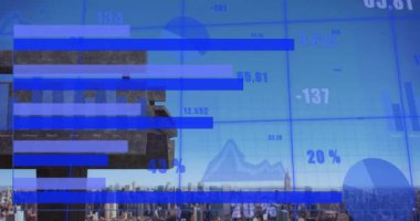 Şehirdeki finansal veri işleme animasyonu. Küresel iş, finans, hesaplama ve veri işleme kavramı dijital olarak oluşturulmuş video.