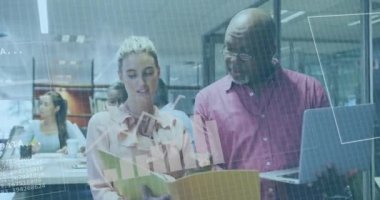 Ofisteki dizüstü bilgisayarla çeşitli iş adamlarının veri işleme animasyonu. Küresel iş, finans, hesaplama ve veri işleme kavramı dijital olarak oluşturulmuş video.