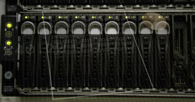 Bilgisayar sunucusu üzerinden finansal veri işleme animasyonu. Küresel iş, finans, hesaplama ve veri işleme kavramı dijital olarak oluşturulmuş video.