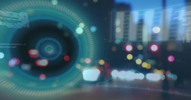 Şehir manzarası üzerinde veri işleme animasyonu. Küresel iş, finans, dijital arayüz, hesaplama ve veri işleme kavramı dijital olarak oluşturulmuş video.