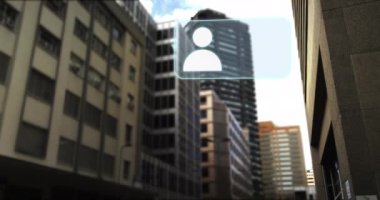 Şehirdeki simgelerin, bağlantıların ve veri işlemenin animasyonu. Dijital arayüz, bulut hesaplama ve veri işleme kavramı dijital olarak oluşturuldu.