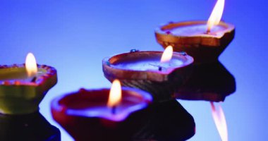 Mavi arka planda Diwali 'yi kutlamak için sırada mum yakmayı unutmayın. Diwali, gelenek ve kutlama konsepti.