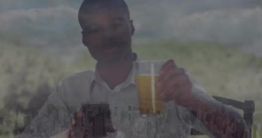 Akıllı telefon kullanan Afro-Amerikan bir adamın veri işleme animasyonu. Küresel iş, finans, hesaplama ve veri işleme kavramı dijital olarak oluşturulmuş video.