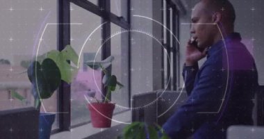 Çift ırklı iş adamının telefonla mali veri işleme animasyonu. Küresel iş, finans, hesaplama ve veri işleme kavramı dijital olarak oluşturulmuş video.