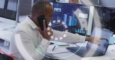 Ofisteki telefonla çalışan melez iş adamının finansal veri işleme animasyonu. Küresel iş, finans, hesaplama ve veri işleme kavramı dijital olarak oluşturulmuş video.