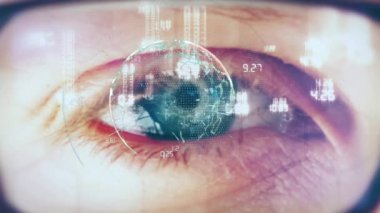 Göz ve gözlük üzerinde veri işleme animasyonu. Küresel iş, finans, hesaplama ve veri işleme kavramı dijital olarak oluşturulmuş video.