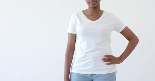 Μεσοτομή Αφρο Αμερικανίδας Που Φοράει Λευκό Shirt Χώρο Αντιγραφής Λευκό — Αρχείο Βίντεο
