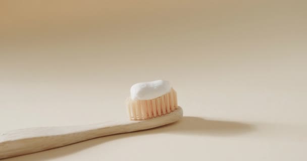 Zavřít Zubní Kartáček Zubní Pastou Bílém Pozadí Plastové Bezplatná Krása — Stock video
