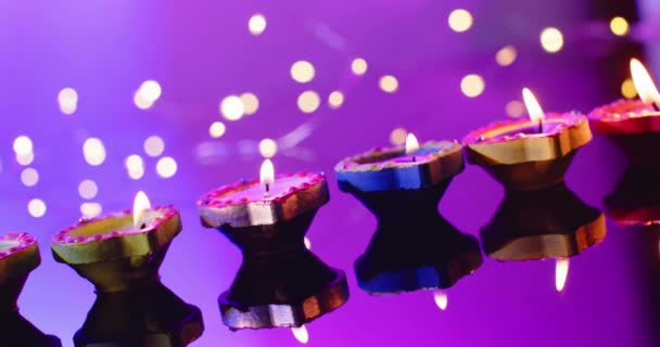 Крупним Планом Вогні Палаючі Барвисті Свічки Святкують Дівалі Фіолетовому Фоні — стокове відео