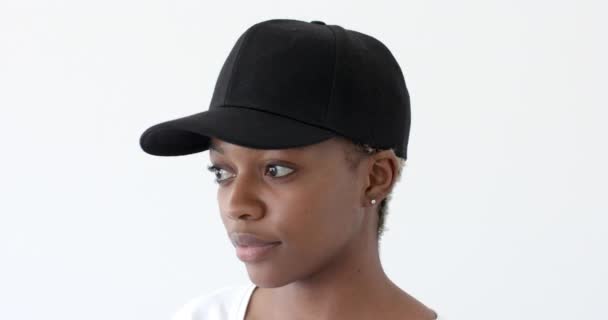 Αφροαμερικανή Που Φοράει Μαύρο Σκουφάκι Φωτοτυπίες Λευκό Φόντο Έννοια Ενδυμάτων — Αρχείο Βίντεο