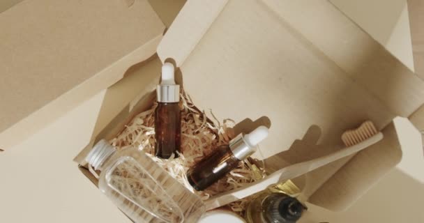 Κοντινό Πλάνο Χαρτονένιων Κουτιών Γυάλινα Μπουκάλια Μπανιέρα Κρέμα Και Οδοντόβουρτσα — Αρχείο Βίντεο