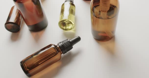 Hoge Hoek Weergave Van Glazen Flessen Met Kopieerruimte Witte Achtergrond — Stockvideo