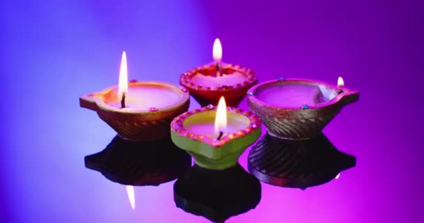 在蓝色背景下点燃蜡烛庆祝Diwali Diwali 传统和庆祝概念 — 图库视频影像