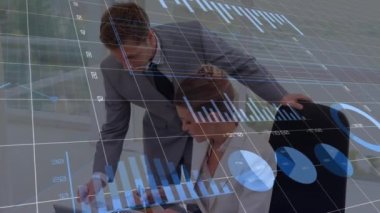 Kafkas iş adamı ve iş kadınının ofiste tartıştığı veri işleme animasyonu. İş veri teknolojisi kavramı