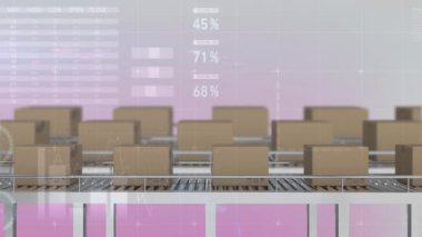 Taşıyıcı bantlardaki karton kutuların üzerinde finansal veri işleme animasyonu. Küresel sevkiyat, iş, finans, bilgisayar ve veri işleme kavramı dijital olarak oluşturuldu.