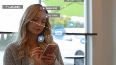 Sosyal medya simgelerinin animasyonu ve akıllı telefon kullanan beyaz kadın üzerindeki bağlantıları. Dijital olarak oluşturulmuş küresel sosyal medya, finans, hesaplama ve veri işleme kavramı.