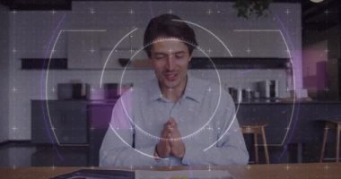 Ofiste çalışan Kafkasyalı işadamının finansal veri işleme animasyonu. Küresel iş, finans, hesaplama ve veri işleme kavramı dijital olarak oluşturulmuş video.