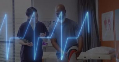 Çift ırklı kadın doktor ve erkek hasta arasındaki kalp veri işleme animasyonu. Küresel tıp, sağlık, dijital arayüz, bilgisayar ve veri işleme kavramı dijital olarak oluşturulmuş video.