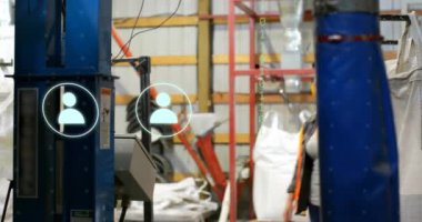 Depoda çalışan beyaz kadın hakkında ikonlar ve veri işleme animasyonları. Küresel gönderme, dijital arayüz, bulut hesaplama ve veri işleme kavramı dijital olarak oluşturuldu.