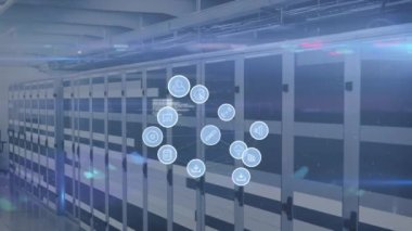 Çizgilere bağlanan ve sunucu odasında dünyayı oluşturan birden fazla simgenin canlandırılması. Dijital bileşik, çoklu pozlama, ağ güvenliği, veri merkezi, ağ oluşturma, teknoloji, fütüristik kavram.