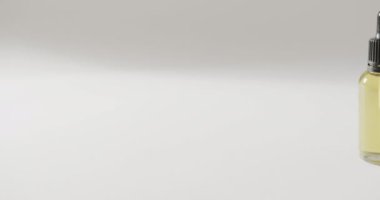 Pompalı cam şişeyi kapat ve beyaz arka planda kopyala. Plastiksiz güzellik ve ekolojik ambalaj kavramı.