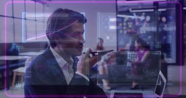 Ofiste akıllı telefon kullanan beyaz iş adamının veri işleme animasyonu. Küresel iş, finans, hesaplama ve veri işleme kavramı dijital olarak oluşturulmuş video.