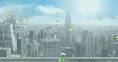 Şehir manzarası üzerinde veri işleme animasyonu. Küresel iş, finans, dijital arayüz, hesaplama ve veri işleme kavramı dijital olarak oluşturulmuş video.