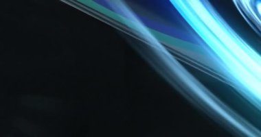 Küp üzerinde hareket eden mavi şekillerin animasyonu. Soyut arkaplan, geçmişe dönük gelecek ve dijital olarak oluşturulmuş görüntü konsepti.