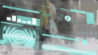 Yürüyen insanlar üzerinde veri işleme ve dürbünün animasyonu. Küresel iş, finans, bilgisayar ve veri işleme kavramı dijital olarak oluşturulmuş video.