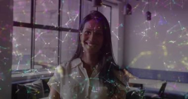 Çift ırklı iş kadınının ofisteki bağlantılarının ve veri işlemesinin animasyonu. Küresel iş, finans, hesaplama ve veri işleme kavramı dijital olarak oluşturulmuş video.