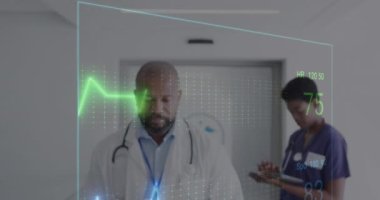 Afro-Amerikan erkek doktor üzerinde kalp atışı monitörü ve veri işleme animasyonu. Küresel tıp, sağlık, dijital arayüz, bilgisayar ve veri işleme kavramı dijital olarak oluşturulmuş video.