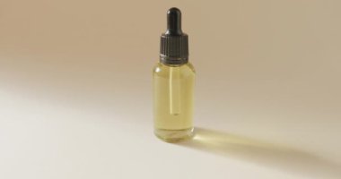 Pompalı cam şişeyi kapat ve gri arkaplanı kopyala. Plastiksiz güzellik ve ekolojik ambalaj kavramı.