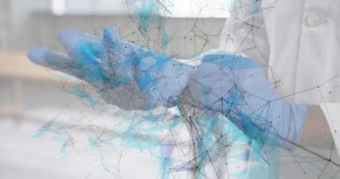 Afrika kökenli Amerikalı kadın doktorun eldiven takması ile ilgili veri işleme ve bağlantıların animasyonu. Küresel tıp, bilgisayar ve veri işleme kavramı dijital olarak oluşturulmuş video.