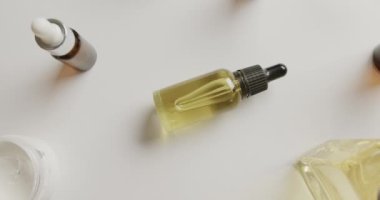 Krema küvetlerini ve beyaz arka planda fotokopi alanı olan cam şişeleri kapatın. Plastiksiz güzellik ve ekolojik ambalaj kavramı.