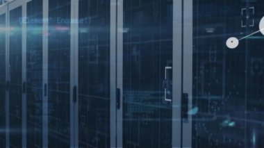 Arka plandaki sunucu odasına karşı bilgisayar dili üzerinde bağlı simgelerin canlandırılması. Dijital bileşik, çoklu pozlama, iletişim, kodlama, teknoloji ve ağ sunucu kavramı.