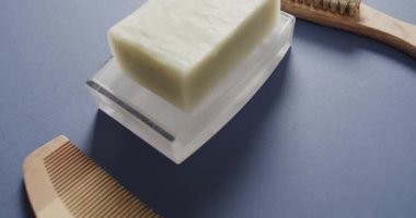 Sabun, fırça ve tarakla mavi arkaplanı kapatın. Plastiksiz güzellik ve ekolojik ambalaj kavramı.