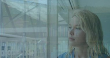 Ofisteki kendine güvenen sarışın iş kadınının portresi üzerine birden fazla grafik animasyonu. Dijital bileşim, veri, rapor, iş, profesyonel ve ofis kavramı.