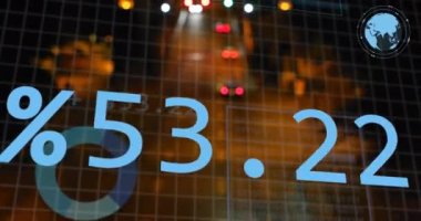 Şebeke ve yol geçmişinde finansal veri işleme animasyonu. Küresel iş, finans, hesaplama ve veri işleme kavramı dijital olarak oluşturulmuş video.