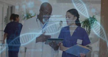 Çeşitli doktorlar üzerinde DNA ipliği ve veri işleme animasyonu. Küresel tıp, sağlık, dijital arayüz, bilgisayar ve veri işleme kavramı dijital olarak oluşturulmuş video.