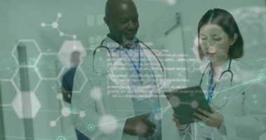 Çeşitli doktorlar üzerinde tıbbi veri işleme animasyonu. Küresel tıp, sağlık, dijital arayüz, bilgisayar ve veri işleme kavramı dijital olarak oluşturulmuş video.