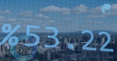 Şehirdeki finansal veri işleme animasyonu. Küresel iş, finans, hesaplama ve veri işleme kavramı dijital olarak oluşturulmuş video.