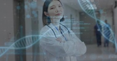 Asyalı kadın doktorun üzerindeki DNA iplikçiklerinin animasyonu. Küresel tıp, sağlık, dijital arayüz, bilgisayar ve veri işleme kavramı dijital olarak oluşturulmuş video.
