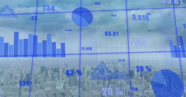 Şehir manzarası üzerinde veri işleme animasyonu. Küresel iş, finans, dijital arayüz, hesaplama ve veri işleme kavramı dijital olarak oluşturulmuş video.