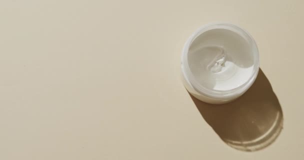 白色背景上有复制空间的奶油浴缸的高角度视图 无塑美感与生态包装概念 — 图库视频影像