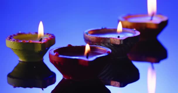 Zbliżenie Płonące Świece Rzędzie Świętując Diwali Niebieskim Tle Diwali Tradycja — Wideo stockowe