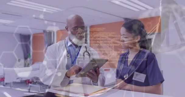 多様な医師に対するDna鎖とデータ処理のアニメーション グローバル医療 デジタルインターフェース コンピューティング データ処理の概念デジタル生成されたビデオ — ストック動画